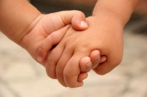 Kids_holding_hands