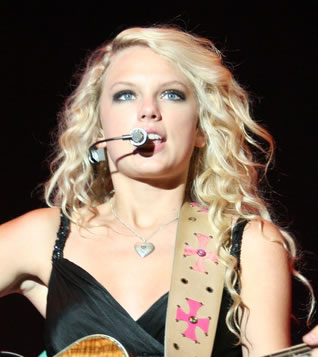 Taylor Swift performing live in 2007