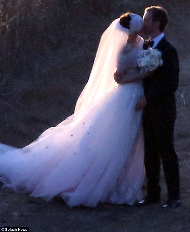 Anne Hathaway Marries Adam Shulman In A Romantic Ceremony