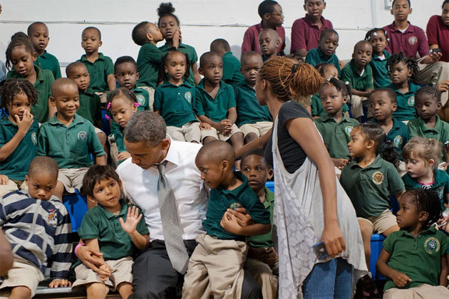 Kissing students steal the show at president’s photo op