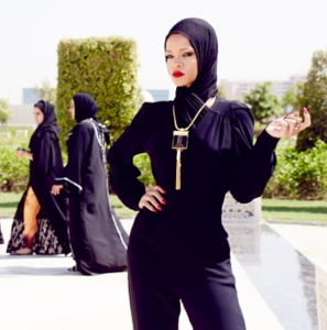 Rihanna Wears Hijab, Strikes Sultry Poses in Front of Mosque in Abu Dhabi (PHOTOS)