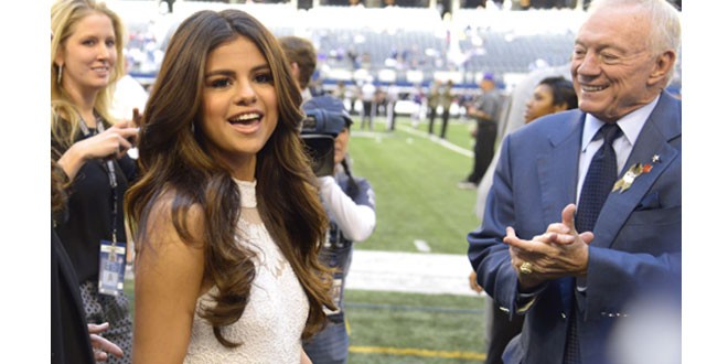 Selena Gomez Performs During Halftime at Dallas Cowboys Game!